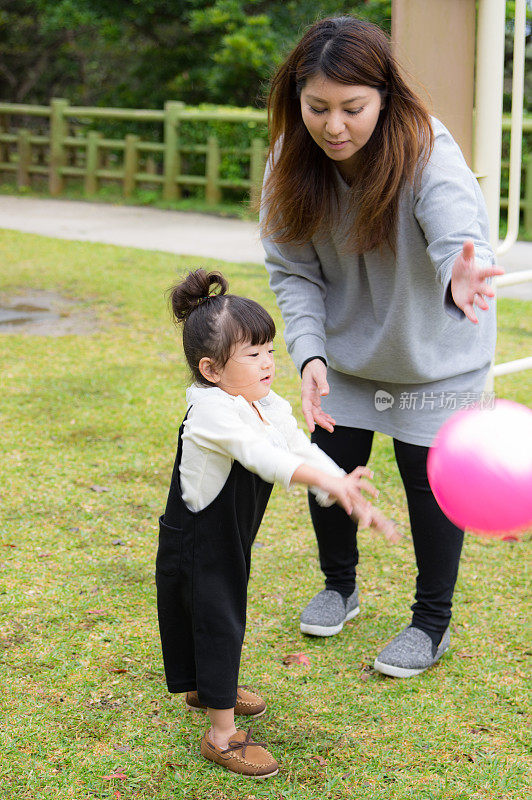 妈妈和小女孩在公园里玩