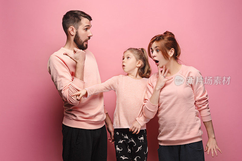 惊讶的年轻家庭粉红色