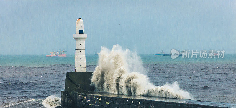 极端天气风暴巨浪吞没灯塔