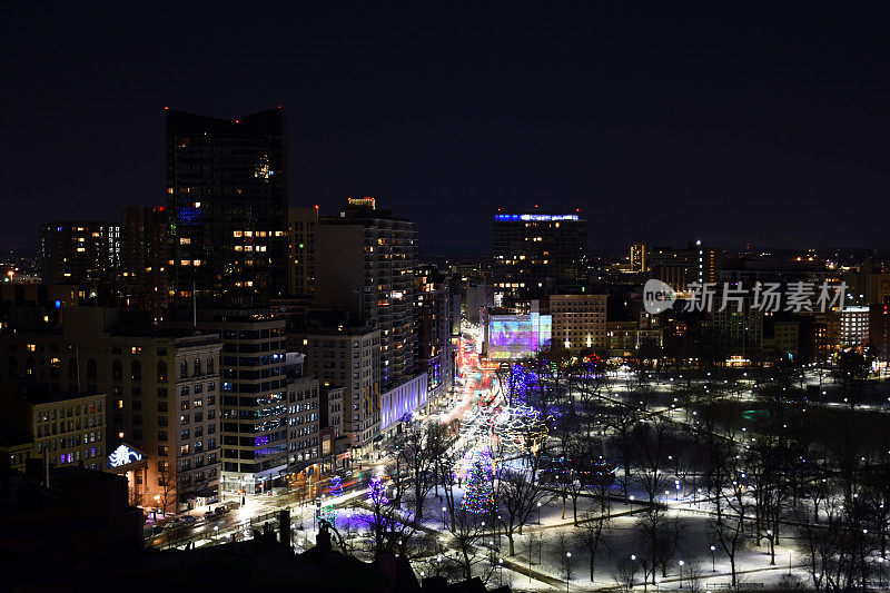 波士顿市中心的全景夜景照片为假日季节装饰