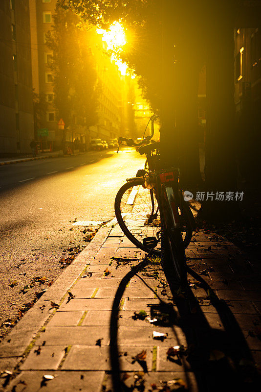 停在夕阳下的自行车