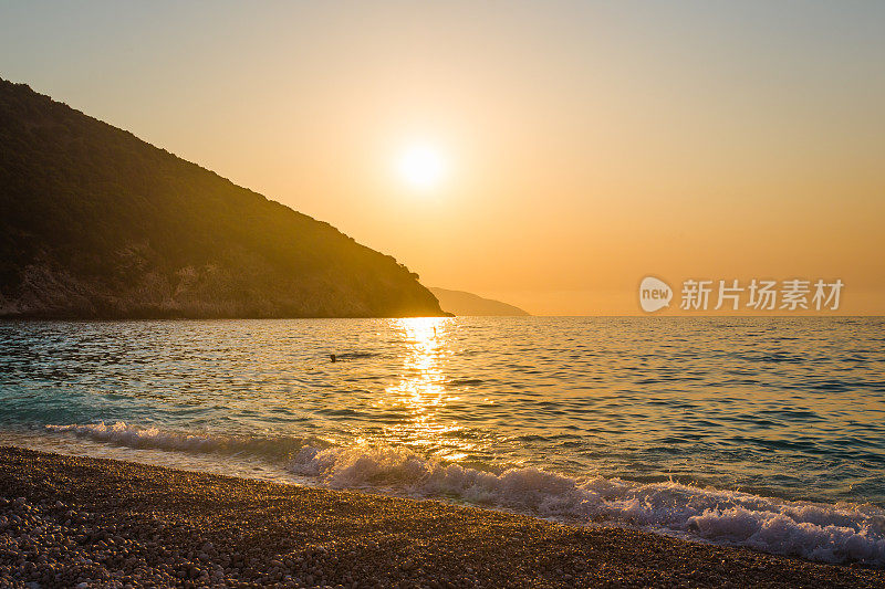 美丽的日落在海上。美丽的海景。迷人的海景。