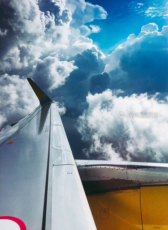 从飞机窗口查看Cloudscape