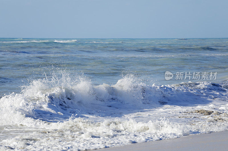 加勒比海滩上的海浪