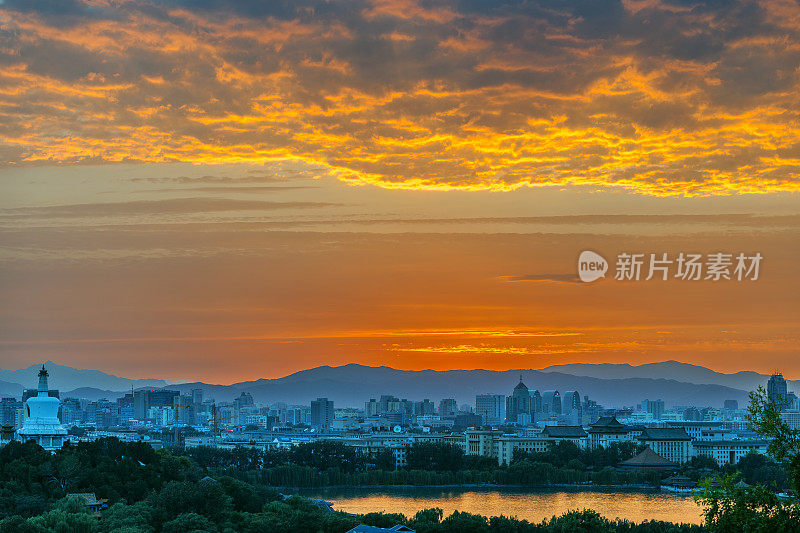 北京日落时的北海公园，湖和白塔