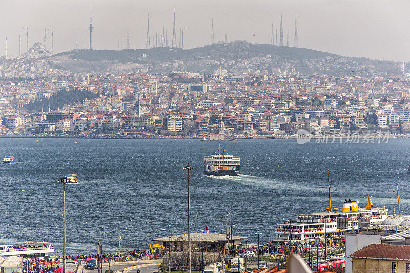 土耳其伊斯坦布尔博斯普鲁斯海岸的传统客运渡轮