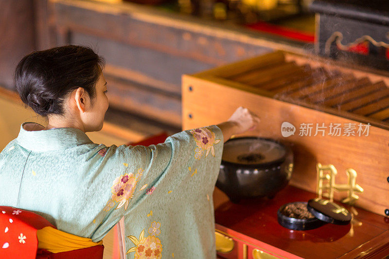 和服女士在百库曼本Chionji寺庙祈祷