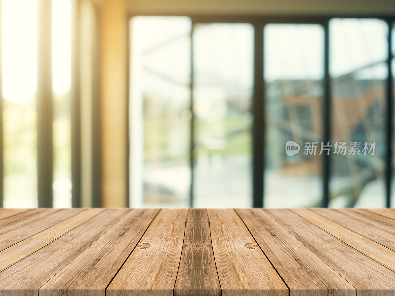 木板空桌面上模糊的背景。透视棕色木桌在咖啡店背景模糊-可以用来模拟蒙太奇产品展示或设计关键视觉布局。