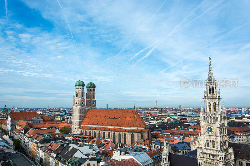 鸟瞰圣母教堂和市政厅在玛丽恩广场在慕尼黑，德国与蓝天