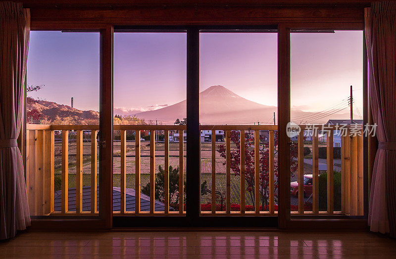 从阳台看日本富士山