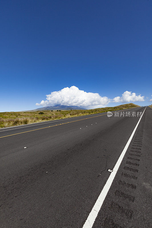 通往夏威夷大岛上的莫纳克亚火山的道路。