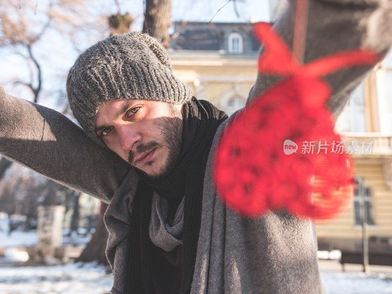 悲伤的男人看着相机或心形并沉思