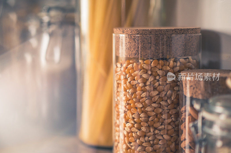 厨房柜台上的玉米粒
