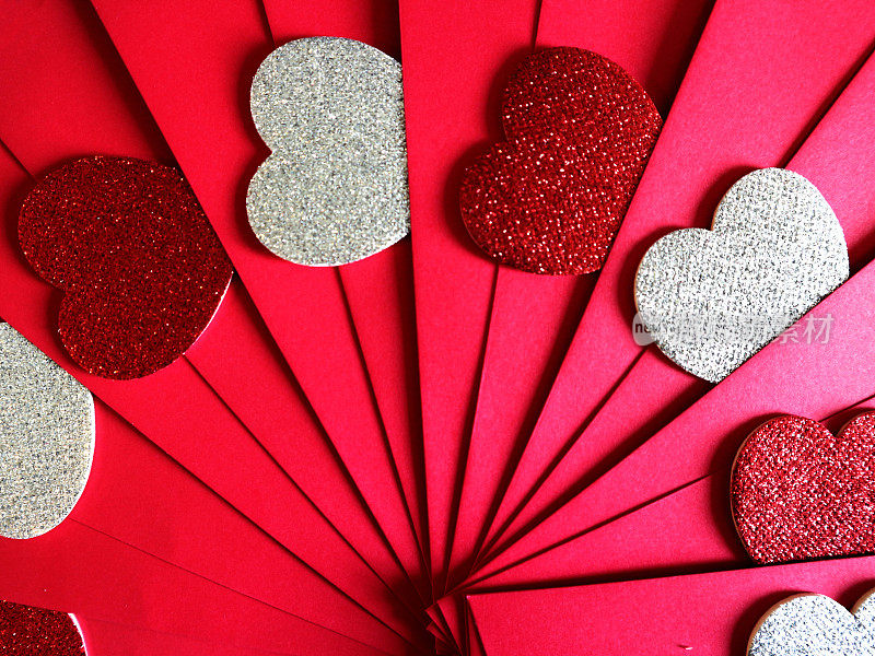 红包是中国新年背景下的红包。中国新年节日装饰用红心和银心。