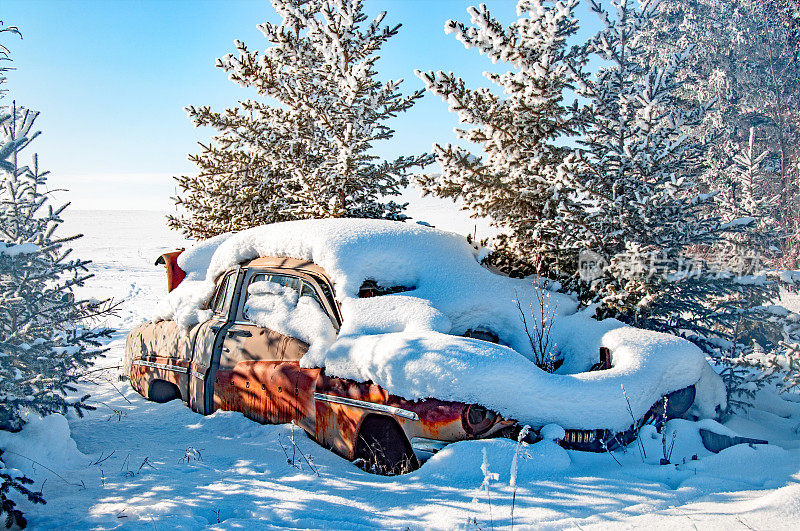 老农的汽车被遗弃在雪地里