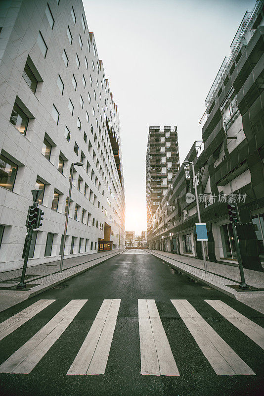 日出时空荡荡的城市街道和摩天大楼