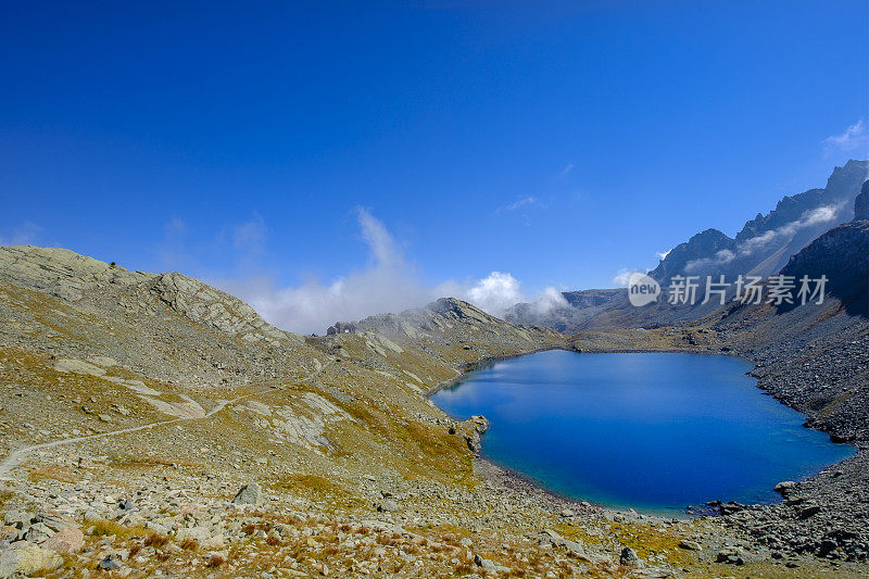 在蒙维索山脚下的格兰德·德·维索湖和瑞富吉奥·塞拉湖。意大利北部皮埃蒙特的科提亚阿尔卑斯山