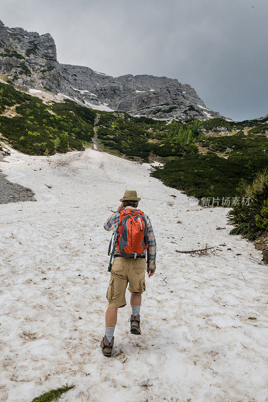 在阿尔卑斯山徒步旅行的高级登山家