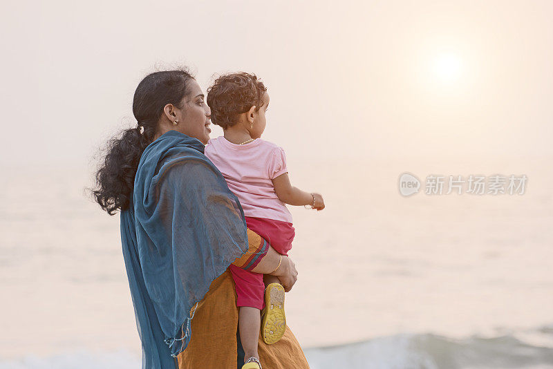 母亲和女儿在海滩上