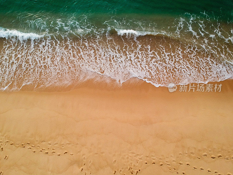 海浪拍打着海滩