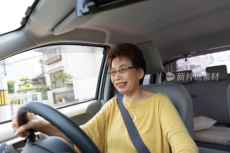 日本老年妇女开车