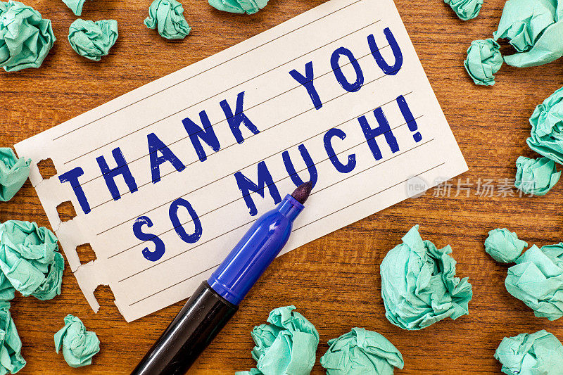 概念性的手写表达“非常感谢”。商业图片展示表达感谢问候感谢