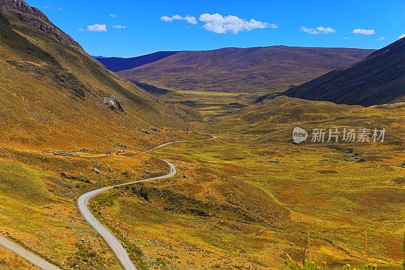 秘鲁安第斯山脉，穿过土路到帕恰科托山谷