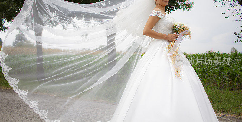 婚礼特写的白色新娘花束