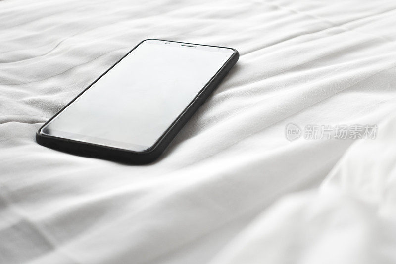 床上放智能手机，手机上瘾。