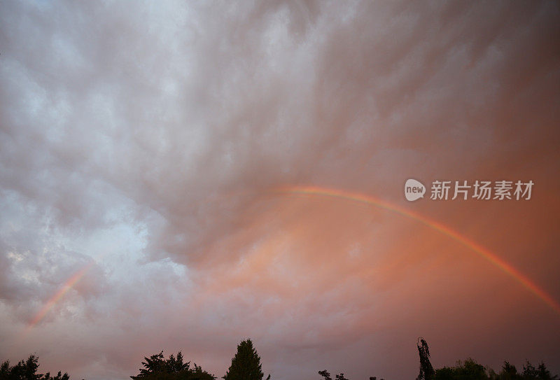 加拿大上空的彩虹和乌云