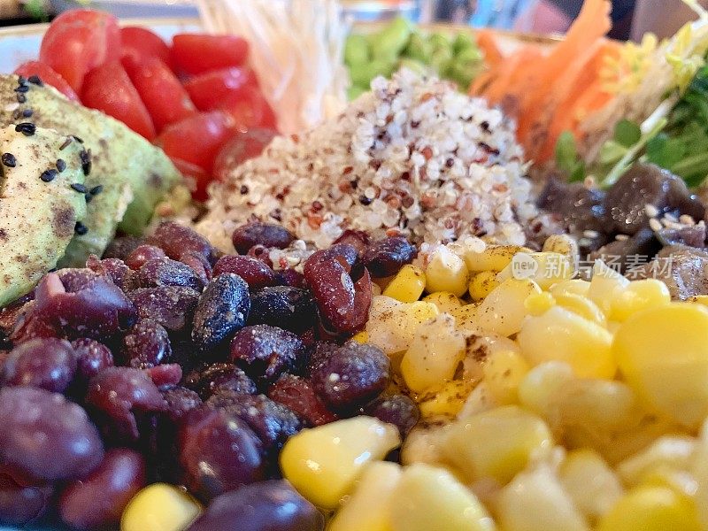 色彩缤纷的新鲜有机食品沙拉