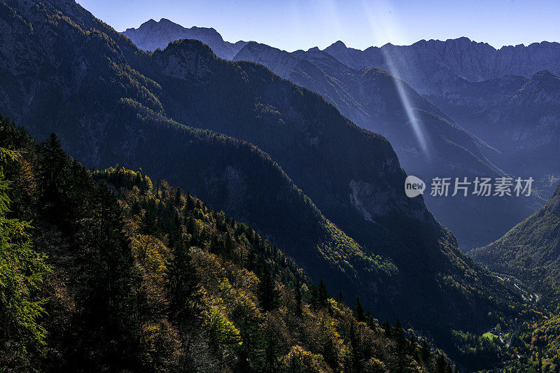 山景在朱利安阿尔卑斯山，秋天近距离，Vršič，上卡尼奥拉，朱利安阿尔卑斯山，斯洛文尼亚，欧洲