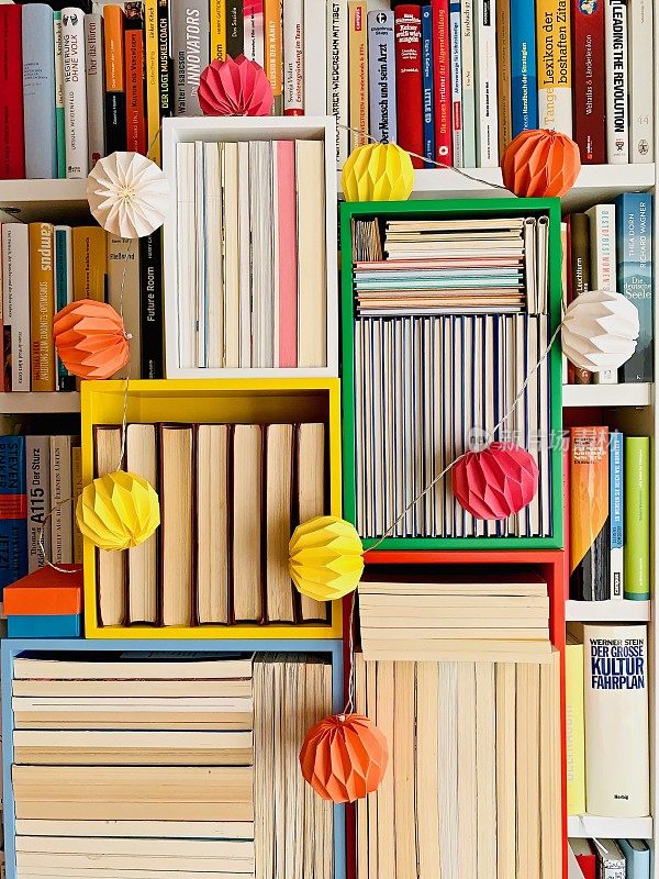 图书馆满满当当的书架和五颜六色的装饰球