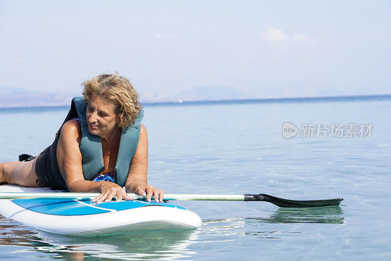 在海上冲浪的资深妇女的肖像