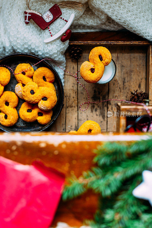 瑞典圣诞节。无麸质版本传统瑞典面包在圣诞节设置。藏红花面包，瑞典的卢塞布尔或卢塞卡特。