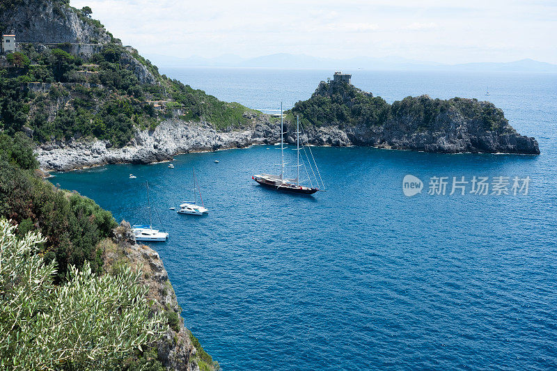 停泊在阿马尔菲海岸外的小海湾的帆船