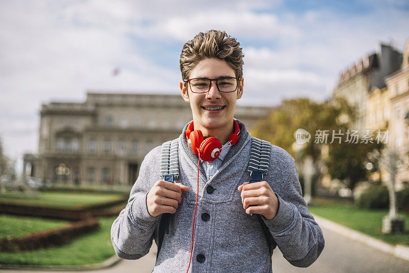 老建筑前英俊的少年学生。