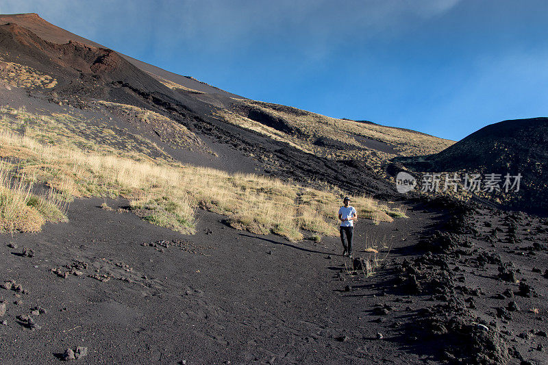 在火山上行走的人