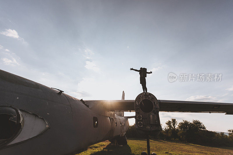 伞兵在一架废弃的飞机上展开双臂