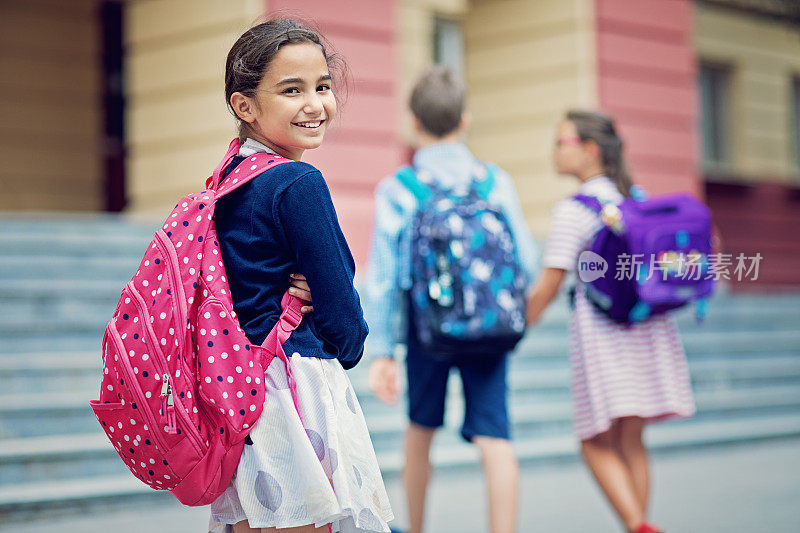 一个进入学校的女孩的肖像