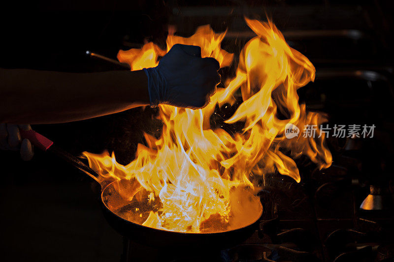 厨师准备火锅菜
