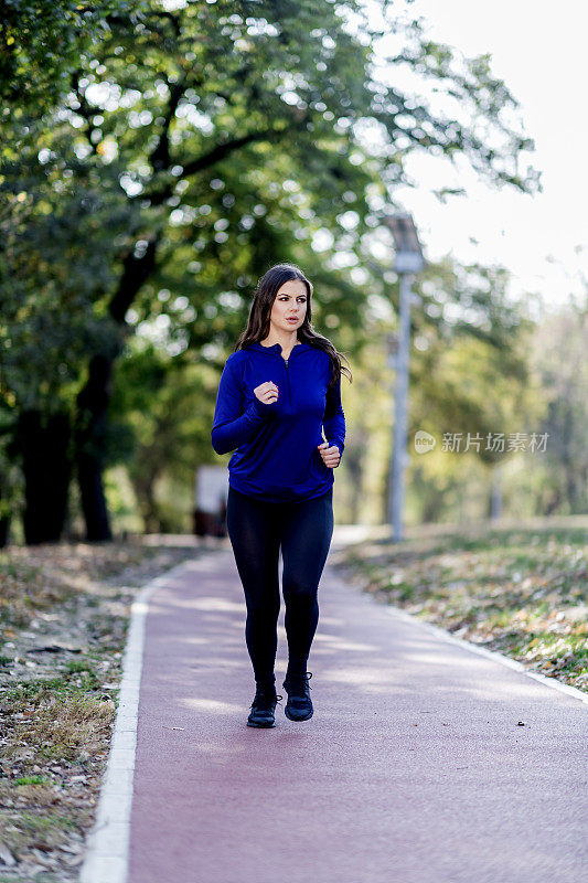 美丽的运动女人跑步