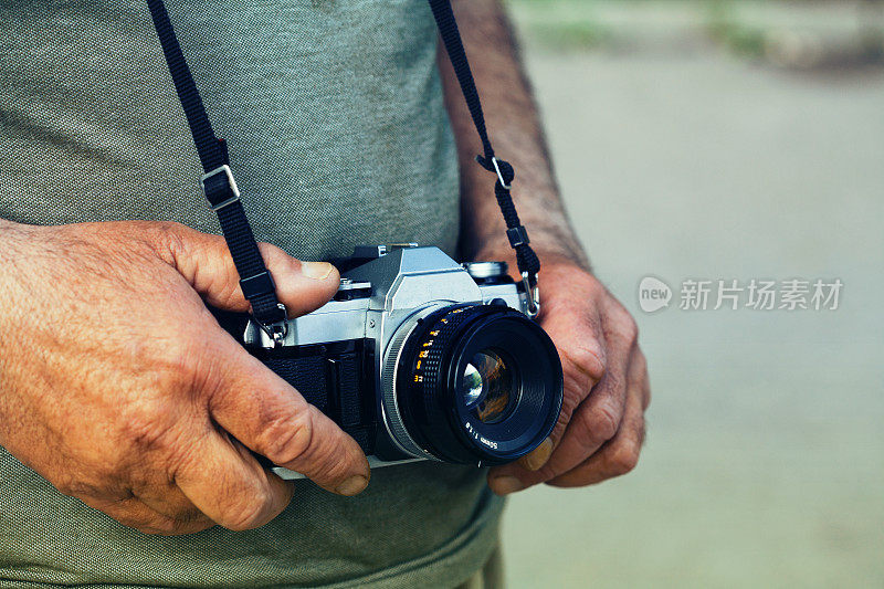 高级摄影师与古董相机