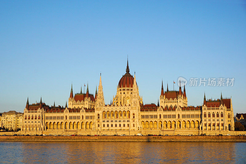 日落时分的布达佩斯议会