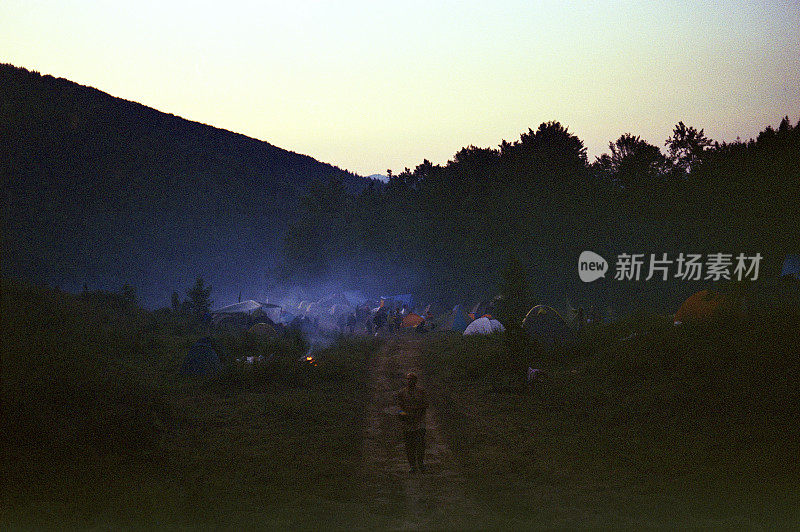 女人在山上过节