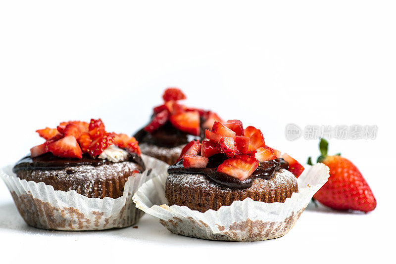 自制的草莓松饼，白色背景的巧克力布朗尼