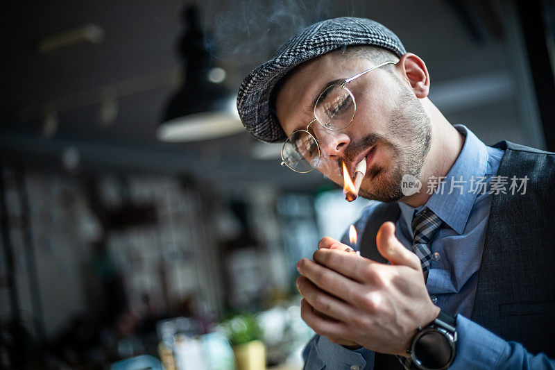 这位年轻的商人喜欢抽雪茄，享受权威和权力，喝威士忌，骄傲地环顾四周。