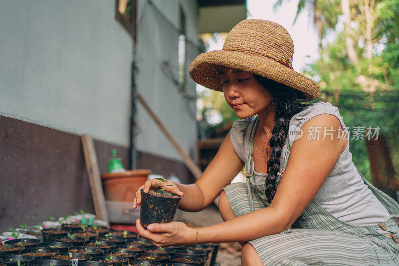 微笑的女人在院子里园艺