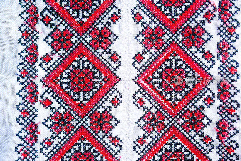 罗马尼亚服装上传统刺绣图案的特写