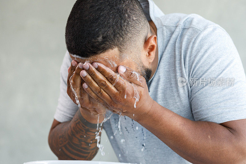 一个男人在洗脸
